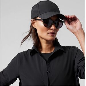 New in Box ATHLETA Summit Sunglasses Black Frame Gray Lens with Logo Case Bag